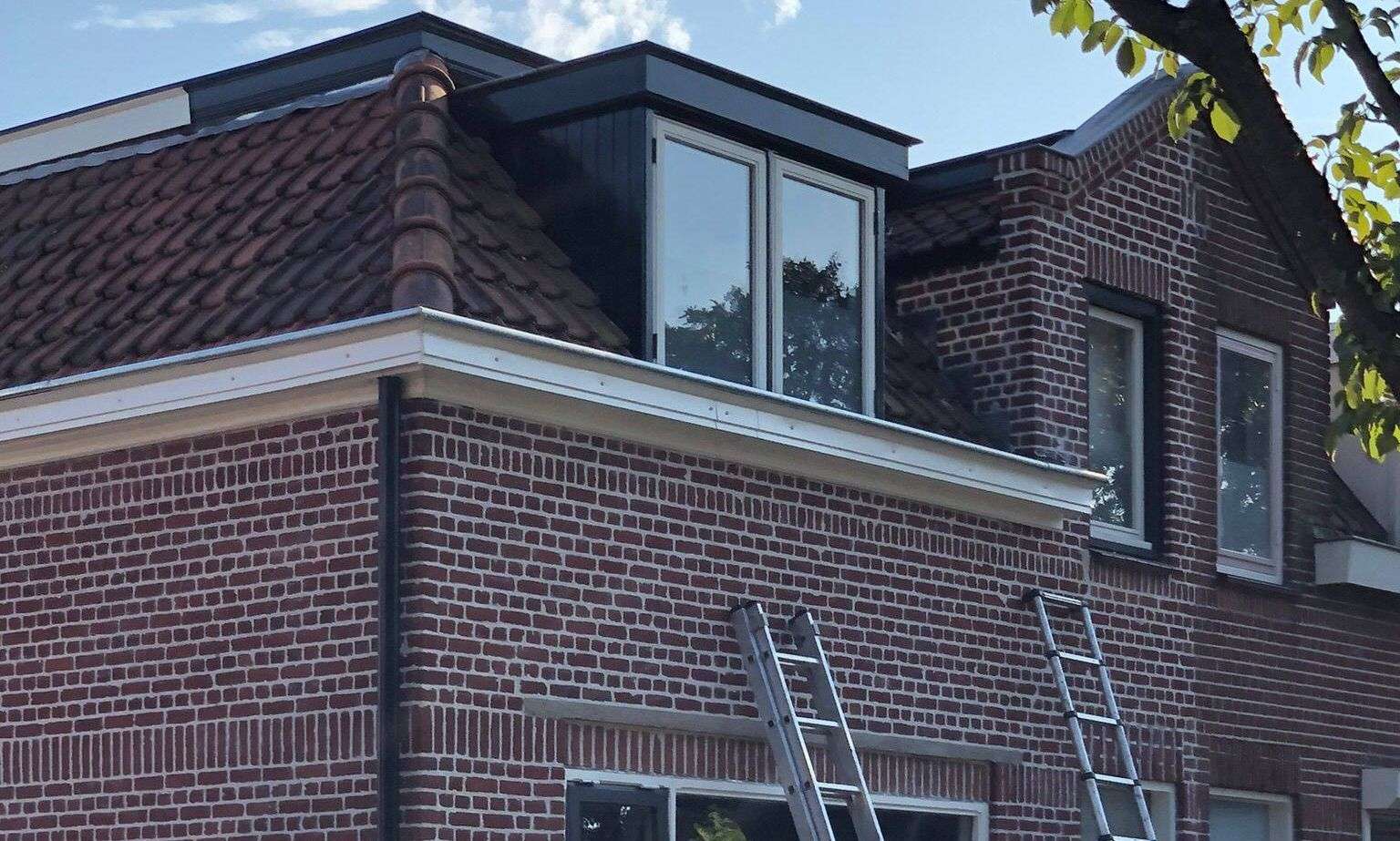Met de ladden een dakgoot inspecteren in Waddinxveen